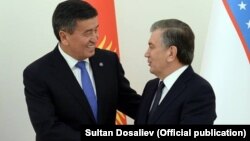 Қырғызстан президенті Сооронбай Жээнбеков (сол жақта) Өзбекстан президенті Шавкат Мирзияевпен кездесіп тұр. Ташкент, 13 желтоқсан 2017 жыл.