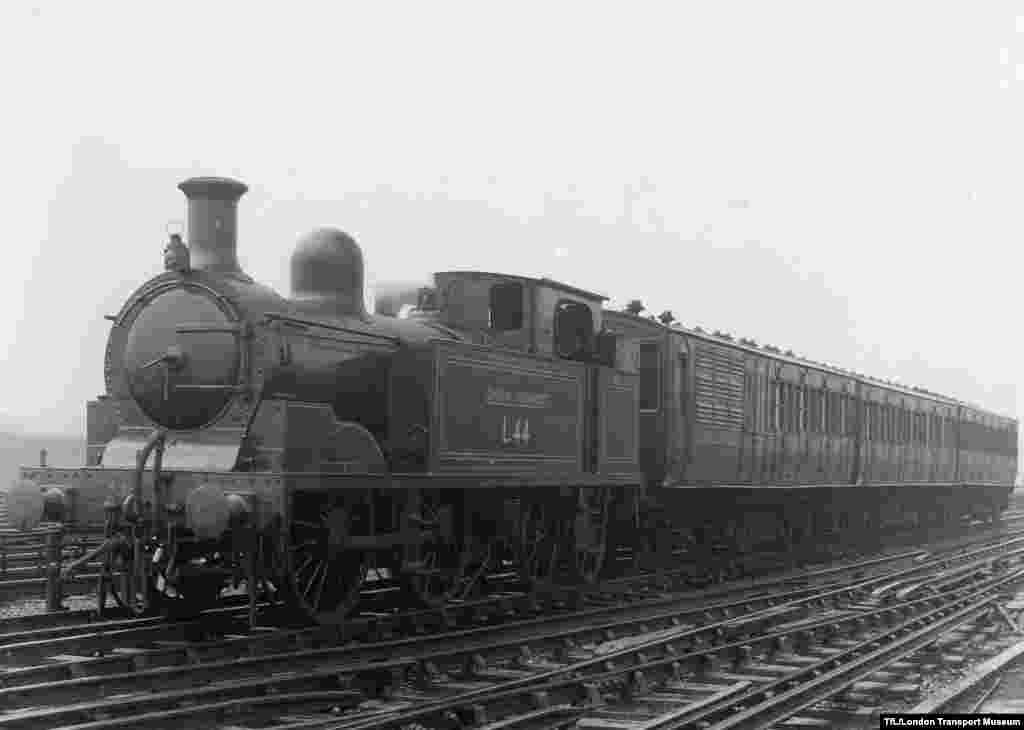 Böyük Britaniya. London metrosunun ilk dönəmləri. 1863-cü il yanvarın 9-da dünyaya Londonda "dünyaya göz açan" bu yeraltı nəqliyyat növü ilk aylar günə 26 000 sərnişin daşıya bilirmiş.