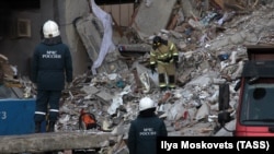 Разбор завалов на месте взрыва в жилом доме в Магнитогорске. 2 января 2019 года.