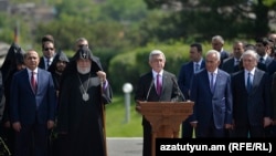 Армения президенті Серж Саргсян (ортада) «Сардарапат» мемориалдық кешенінде өткізілген шарада сөйлеп тұр. 28 мамыр 2016 жыл.