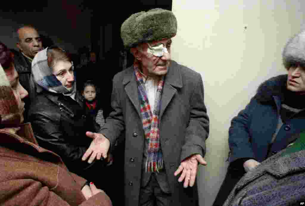Григорій Вартанян розповідає вірменам, як він був поранений, коли 40 чоловік обшукали його квартиру в Баку. 13 січня 1990 року, за тиждень до входу радянських військ, багато етнічних вірменів стали жертвами нападів. Щонайменше 50 осіб було вбито в Баку під час етнічних сутичок між вірменами та азербайджанцями після того, як спалахнули бойові дії у регіоні Нагірного Карабаху. 13 тисяч співробітників МВС, які перебували в Баку, не зробили нічого, щоб зупинити насильство.