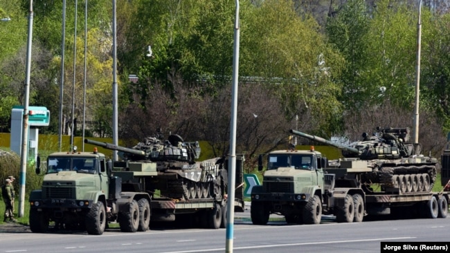 Військові України перевозять трофейні російські танки. Дніпропетровщина, квітень 2022 року