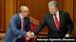 Спікер Андрій Парубій і президент Петро Порошенко тиснуть руки в парламенті України після голосування за створення антикорупційного суду, Київ, 7 червня 2018 року