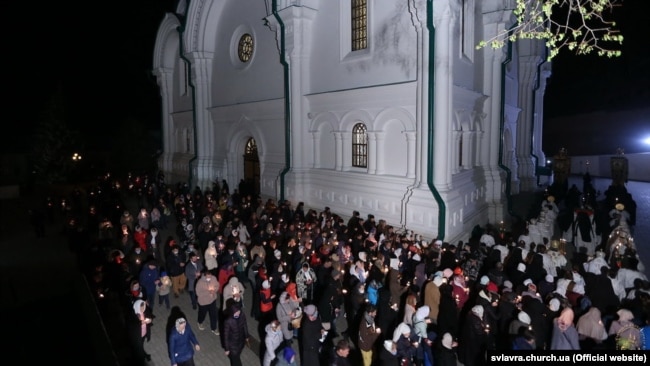 Відзначення Великодня у Святогірській лаврі, яка нині перебуває в користуванні УПЦ (Московського патріархату), 19 квітня 2020 року