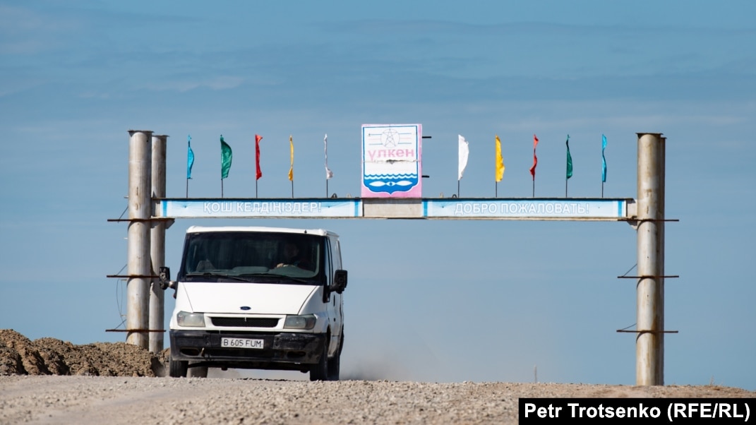 Кішкентай Капризмен порно бейнелерді қараңыз Зеб Атлас қызметші костюмінде Ава Девинді қатты трахает етті.