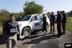 Сотрудники наблюдательной миссии ОБСЕ на востоке Украины