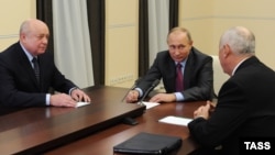 Президент России Владимир Путин и директор РИСИ Михаил Фрадков (слева)