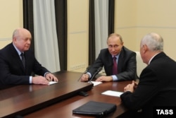 Директор Російського інституту стратегічних досліджень Михайло Фрадков (ліворуч) і президент Росії Володимир Путін