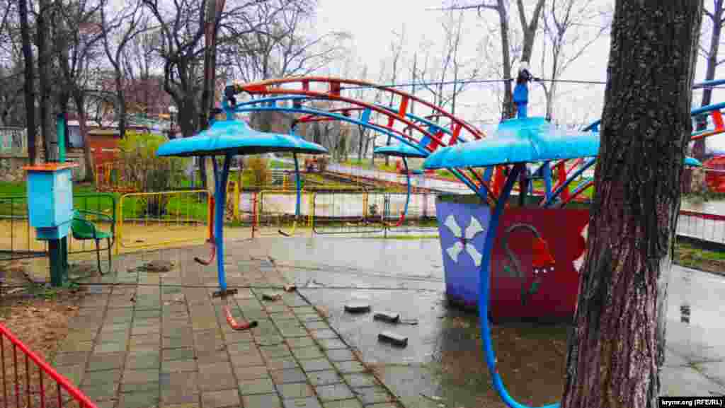 Деякі атракціони зазнають не тільки корозії, але і набігів місцевих вандалів. З дитячої каруселі невідомі зняли сидіння