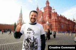 Маттео Сальвини в 2014 году в Москве, в футболке с Путиным