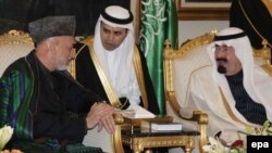 Saud Arabystanynyň patyşasy Abdullah bin Abdulaziz Al Saud (sagda) Owganystanyň prezidenti Hamid Karzaý bilen Riýadda, 2010-njy ýylyň 3-nji fewraly.