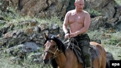 V.Putin at belində.