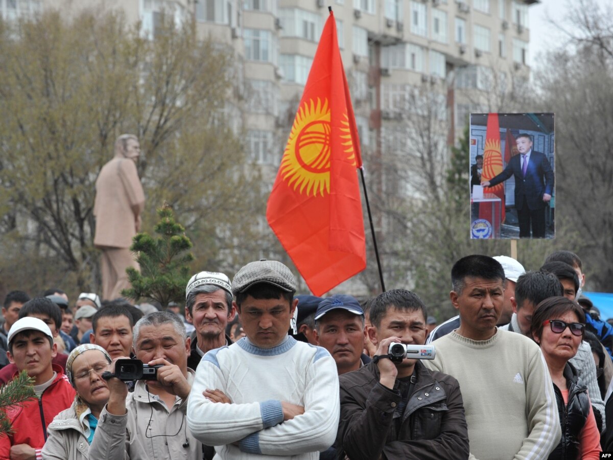 Кыргызстан против. Киргизские националисты. Митинг Бакаев кетсин.