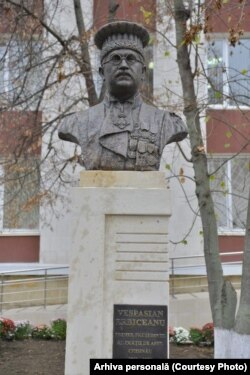 Monumentul lui Vespasian Erbiceanu din fața Curții de Apel