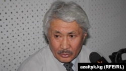 Омбудсмен Турсунбек Акун в студии "Азаттыка", Бишкек, 16 января 2012 года.