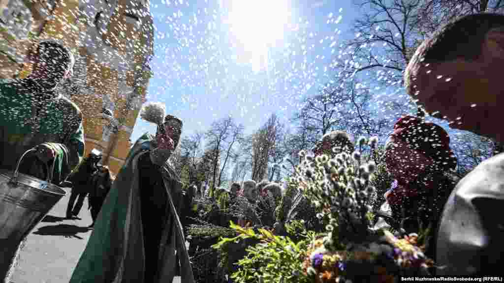 В православной церкви Вербное воскресенье известно как Вход Господень в Иерусалим. Согласно преданию, молва об Иисусе до этого воскресенья прошла по многим городам Израиля, люди верили, что в Иерусалим въехал царь, который спасет их от рабства.&nbsp;