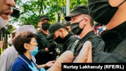 Пришедшие на протест и сотрудники спецподразделения полиции в Алматы. 6 июня 2020 года.