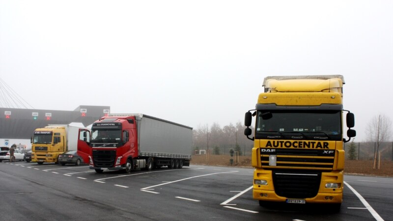 Kamioni ulaze iz Srbije na Kosovu, Beograd optužuje za 'novu blokadu'