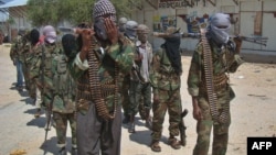 Боевики группы "Аль-Шабаб" на одной из улиц сомалийской столицы. Могадишо, 5 марта 2012 года.