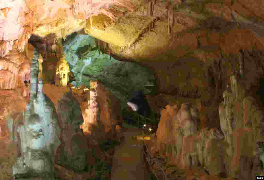 Самый большой экскурсионный зал &ndash; &laquo;Обвальный&raquo;. Его протяженность составляет четверть километра. Он возник в результате подземного каменного обвала более миллиона лет тому назад