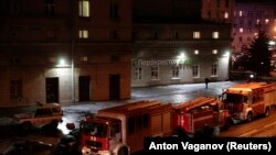 Автомобили противопожарной службы на месте взрыва в Петербурге. 27 декабря 2017 года.
