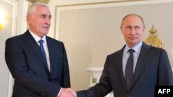 В случае с Тибиловым Путин столкнулся с зеркальным отражением своей собственной кадровой политики. Просто разница в том, что ему отчитываться не перед кем, а Тибилов вынужден отчитываться перед Путиным