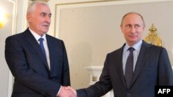 Леонид Тибилов орус президенти Владимир Путин менен. Сочи, 21-май, 2013