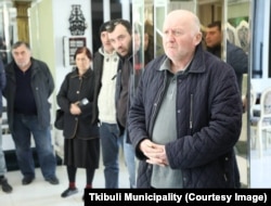 სოფელ კურსების სტიქიისგან დაზარალებული მოსახლეობა ტყიბულის მერთან შეხვედრაზე.