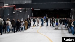 Ungurii stau la coadă să voteze la Budapesta, la alegerile parlamentare din 12 aprilie. 