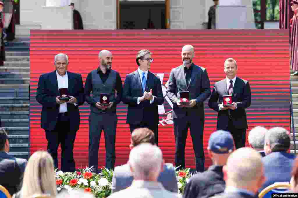 МАКЕДОНИЈА - Претседателот Стево Пендаровски денеска додели Ордени за заслуги. Постхумно беа одликувани драматургот Горан Стефановски, уметникот Зафир Хаџиманов и професор Ремзи Несими, основоположник на високото образование на албански јазик во земјава. Орден за заслуги доби и стопанственикот и Живко Мукаетов.