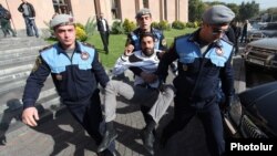 Armenia - Police detain an activist outside the Mayor's Office in Yerevan, 31Oct2013.