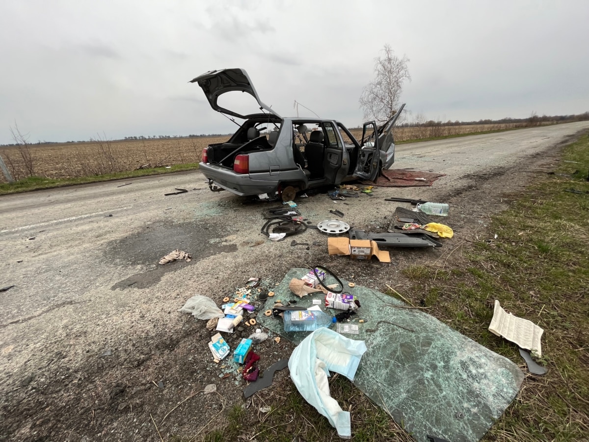 Автомобіль розстріляної військовими РФ автоколони цивільних людей, які пробували виїхати з окупації. Київщина, Липівка, квітень 2022 року