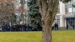 Câteva zeci de fermieri au protestat în fața Guvernului pe 12 decembrie, cerând moratoriu pe executările silite, rambursarea TVA și anularea legii camerelor agricole