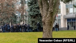 Câteva zeci de fermieri au protestat în fața Guvernului pe 12 decembrie, cerând moratoriu pe executările silite, rambursarea TVA și anularea legii camerelor agricole