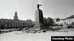 ლენინის ძეგლის ჩამოგდება