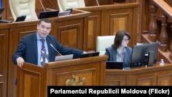 Secretarul de stat al Ministerului Justiției, Eduard Serbenco, prezintă în plenul Parlamentului proiectul de lege privind munca în afara penitenciarilor a deținuților, 30 aprilie 2026