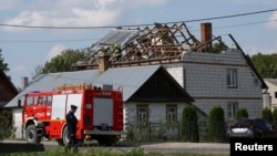 Poljski policajac pored kuće s uništenim krovom pošto su ruski dronovi narušili poljski vazdušni prostor tokom napada na Ukrajinu 10. septembra 2025. Neke od dronova je oborila Poljska uz podršku svojih saveznika iz NATO-a.