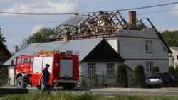 Pompierii pe acoperișul distrus al unei case, în estul Poloniei, după incursiunea unor drone rusești. 