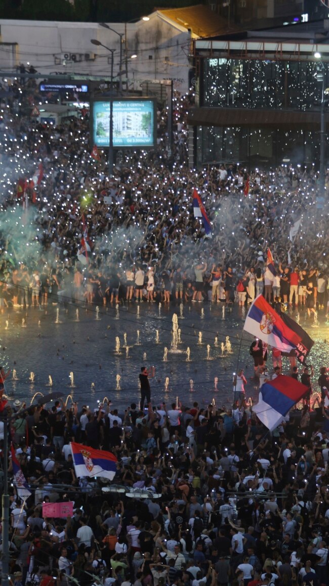 Zeci de oameni arestați la protestul studenților din Belgrad