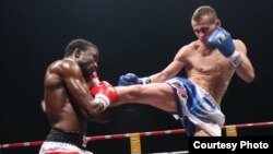 Kik boksçy Dzmitriý Walent.