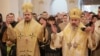 Fostul Mitropolit al Basarabiei, Petru (dreapta), ținând o ceremonie religioasă alături de Episcopul Basarabiei de Sud, Veniamin