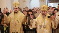 Fostul Mitropolit al Basarabiei, Petru (dreapta), ținând o ceremonie religioasă alături de Episcopul Basarabiei de Sud, Veniamin. Cei doi sunt vizați într-un scandal sexual, care a dus la retragerea mitropolitului, după trei decenii de activitate. 