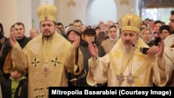 Fostul Mitropolit al Basarabiei, Petru (dreapta), ținând o ceremonie religioasă alături de Episcopul Basarabiei de Sud, Veniamin. Cei doi sunt vizați într-un scandal sexual, care a dus la retragerea mitropolitului, după trei decenii de activitate. 