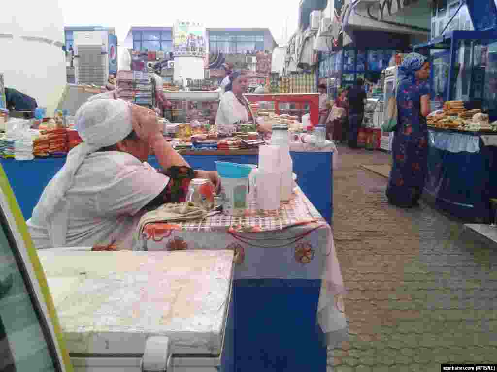 Bazarda uzak gün çal satýan bir türkmen daýzasy