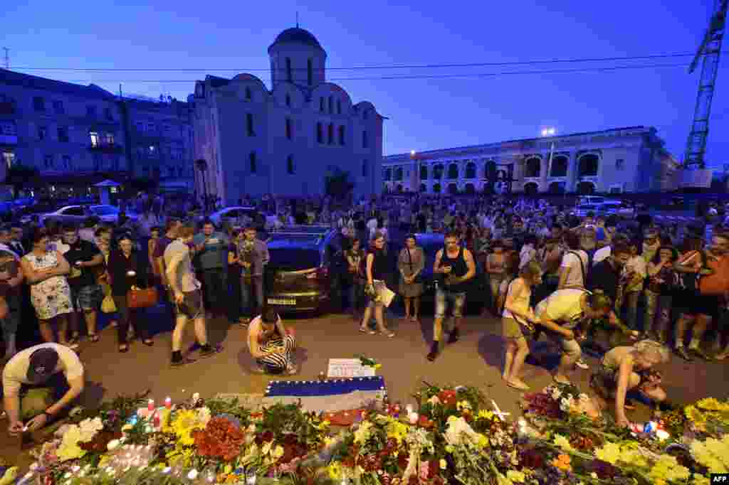 Кияни всю ніч несли квіти та свічки до посольства Нідерландів.&nbsp;Через кілька годин після трагедії з Боїнгом 777 люди почали збиратися біля посольства Нідерландів у Києві. Вони принесли квіти, свічки, м&rsquo;які іграшки. Літак Боїнг 777 малайзійських авіаліній збили в районі міста Торез Донецької області. Пасажирський літак прямував з Амстердама до Малайзії. На борту знаходилося 283 пасажирів і 15 членів екіпажу. Київ, 17 липня 2014 року