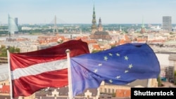 Steagurile Letoniei și UE la Riga ©Shutterstock