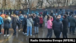 Roditelji i zaposleni u dvorištu škole na Banovom Brdu, Beograd, 25. januara 2025.