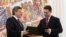 Predsednik Makedonije Gjorge Ivanov daje mandat Nikoli Gruevskom za sastavljanje vlade