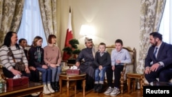 Ambasador Katara u Rusiji (u sredini) i šef Ureda ruskog predsjednika Komesara za prava djeteta sa ukrajinskom djecom i članovima porodice prije njihovog odlaska u Ukrajinu iz Rusije prema dogovoru kojim je Katar posredovao u njegovoj ambasadi u Moskvi u decembru 2023.