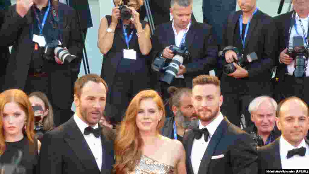 اِمی آدامز و آرون تایلورجانسون بازیگران فیلم حیوانات شبگرد به همراه تام فورد کارگردان این فیلم در مراسم فرش قرمز&nbsp;